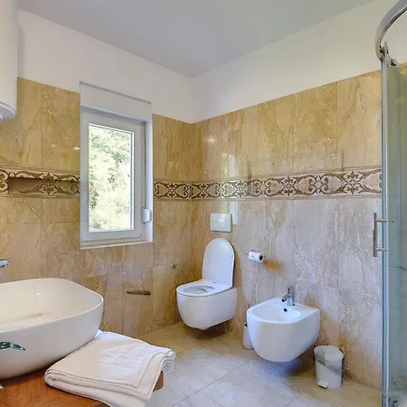 Mit Privatem Pool Und Viel Privatsphare *