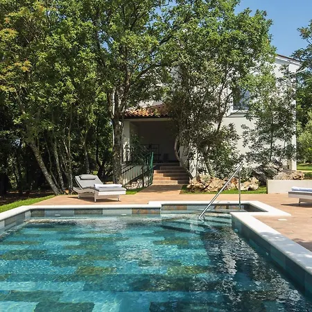 Mit Privatem Pool Und Viel Privatsphare