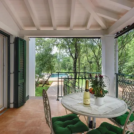 Mit Privatem Pool Und Viel Privatsphare Feriehus Medulin